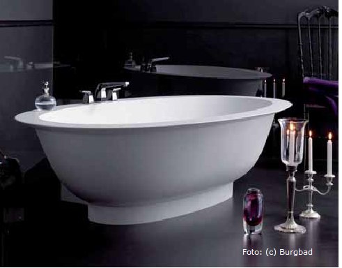 Badeträume: die ovale Form der freistehenden Badewanne verspricht Wellness-Vergnügen pur. Badeträume: die ovale Form der freistehenden Badewanne verspricht Wellness-Vergnügen pur.